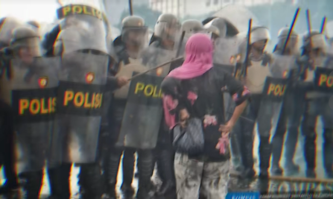Ibu Ana di depan aparat polisi.